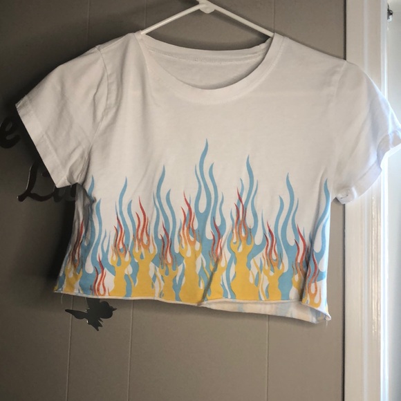 A crop shirt - Picture 1 of 1